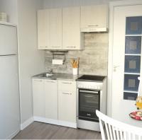 Кухонный гарнитур Лариса нормал 2 ширина 150 см цвет латте/ белый/кантри прямая с выдвижным ящиком