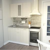 Кухонный гарнитур Лариса медиум 1 ширина 140 см цвет латте/белый/кантри, прямая с витриной