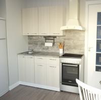 Кухонный гарнитур Лариса медиум 2 140см цвет латте/белый/кантри прямая с выдвижными ящиками