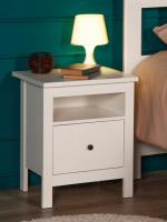 Тумба прикроватная САГА, с доводчиками, ширина 51 см, белая с ящиком и полкой, на ножках