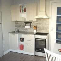 Кухонный гарнитур Лариса медиум 4 ширина 140см цвет латте/белый/кантри, прямая с открытой полкой и столом , выдвижным ящиком