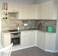 Кухонный гарнитур Лариса прайм 5 ширина 230*150 см цвет латте/белый/кантри угловая,с открытыми полками , выдвижными ящиками