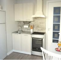 Кухонный гарнитур Лариса мини ширина 100 см цвет латте/белый/кантри прямая шкафы с полками, мойкой